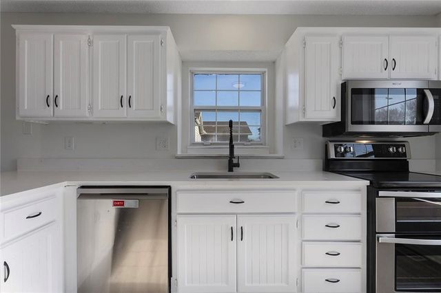 15528 Crestwood Drive, Basehor, KS 66007