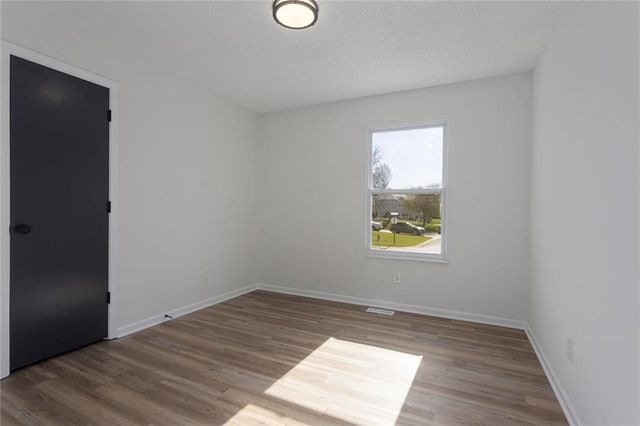 15528 Crestwood Drive, Basehor, KS 66007