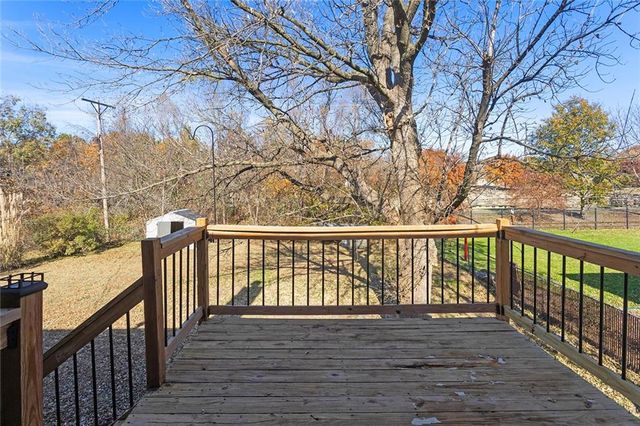 15528 Crestwood Drive, Basehor, KS 66007