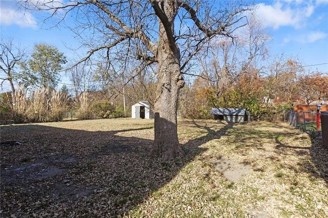 15528 Crestwood Drive, Basehor, KS 66007