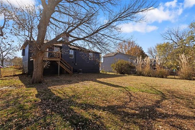 15528 Crestwood Drive, Basehor, KS 66007