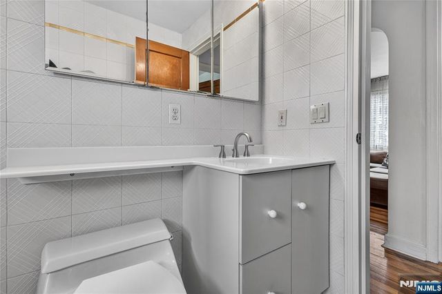 179 E Main Street, Bergenfield, NJ 07621