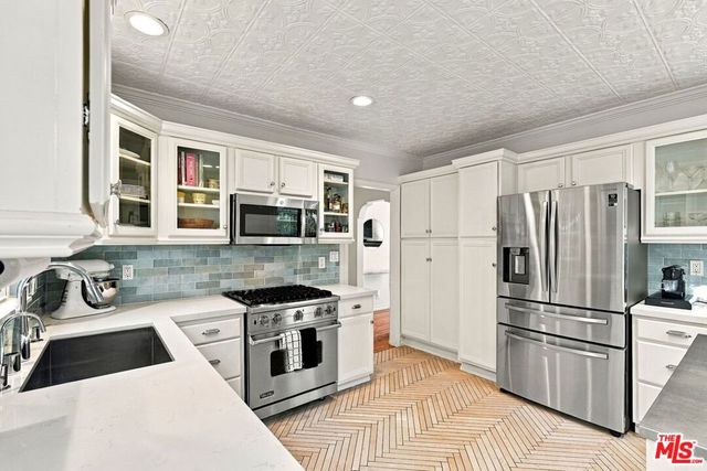 8266 Clinton Street, Los Angeles, CA 90048