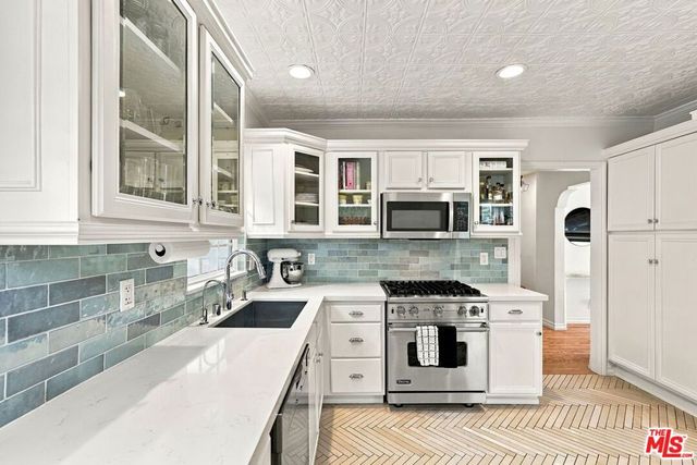 8266 Clinton Street, Los Angeles, CA 90048