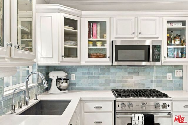 8266 Clinton Street, Los Angeles, CA 90048