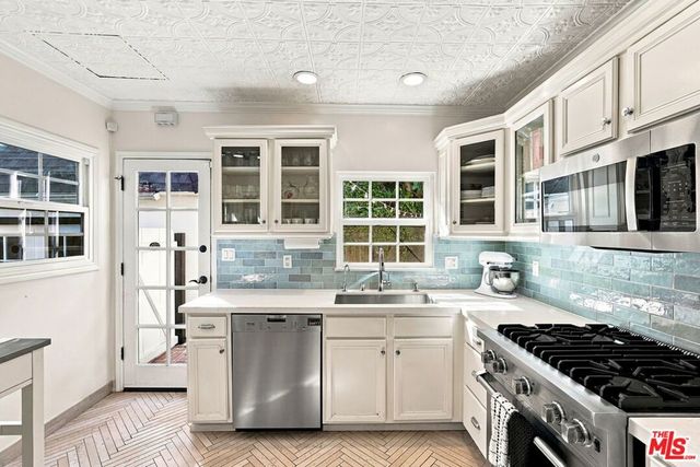 8266 Clinton Street, Los Angeles, CA 90048