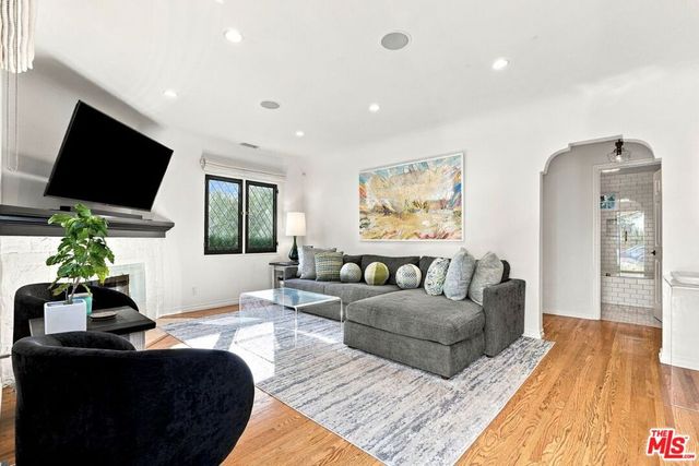 8266 Clinton Street, Los Angeles, CA 90048