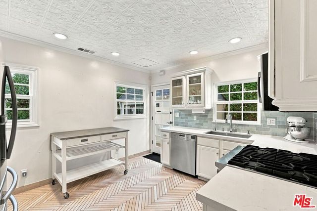 8266 Clinton Street, Los Angeles, CA 90048