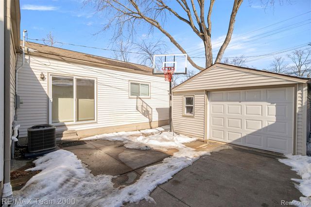 2076 Thomas Avenue, Berkley, MI 48072