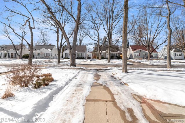 2076 Thomas Avenue, Berkley, MI 48072