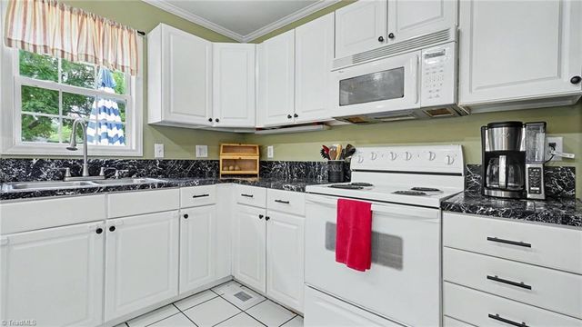 809 Carolina Avenue, Thomasville, NC 27360