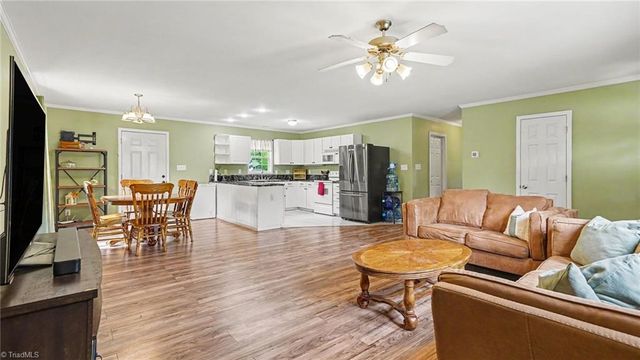 809 Carolina Avenue, Thomasville, NC 27360
