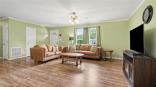 809 Carolina Avenue, Thomasville, NC 27360