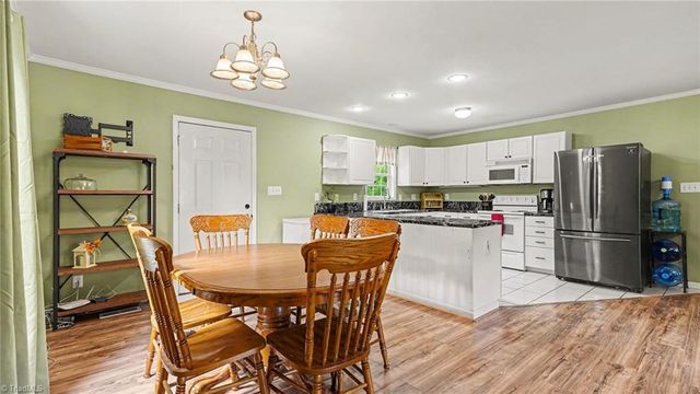 809 Carolina Avenue, Thomasville, NC 27360