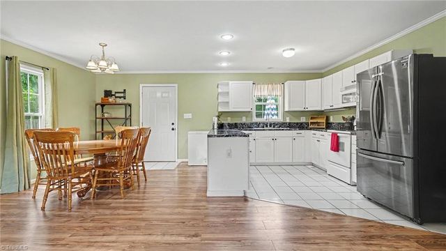 809 Carolina Avenue, Thomasville, NC 27360