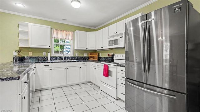 809 Carolina Avenue, Thomasville, NC 27360