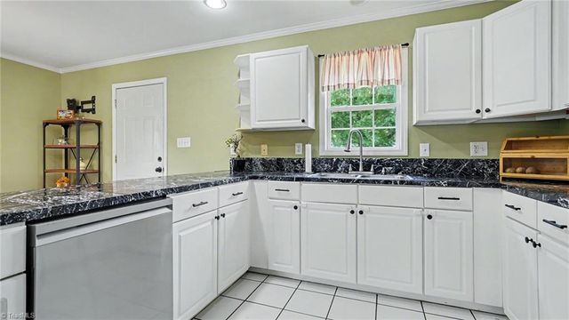 809 Carolina Avenue, Thomasville, NC 27360