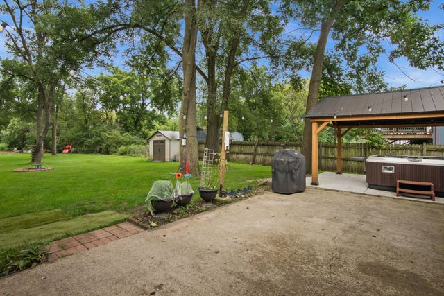 1225 Winaki Trail, Algonquin, IL 60102