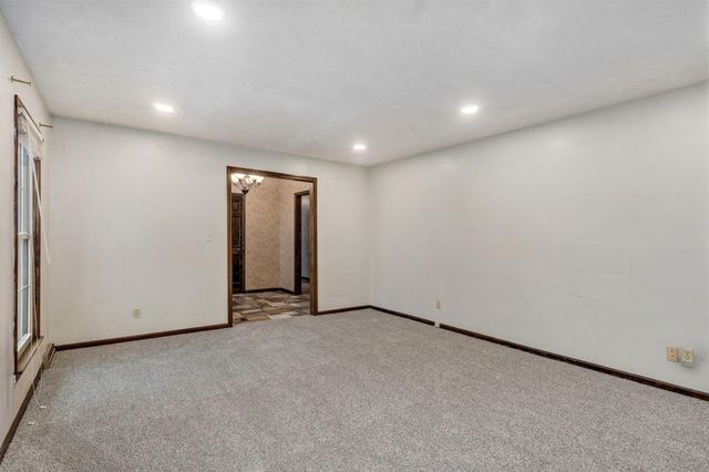 5663 S Farm Road 135, Springfield, MO 65810