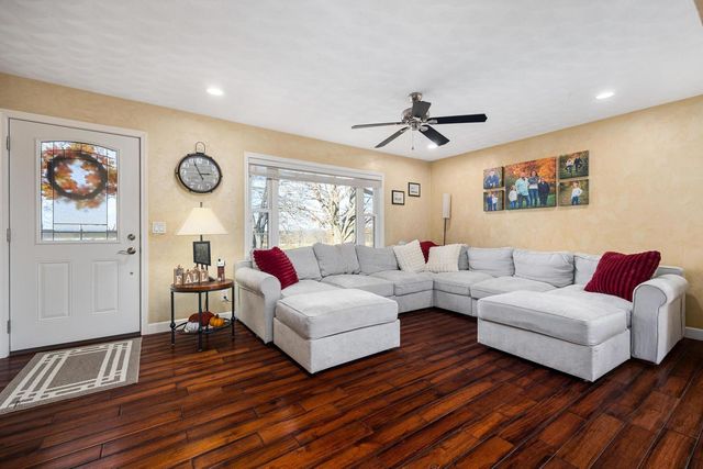 15945 Gresham Road, Mackinaw, IL 61755