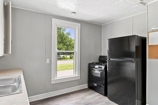 2424 W Elm Street, Springfield, MO 65806