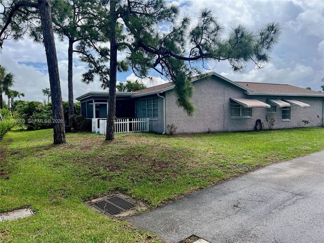 7275 Pine Manor Dr, Lake Worth, FL 33467