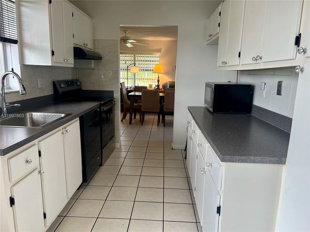 7275 Pine Manor Dr, Lake Worth, FL 33467