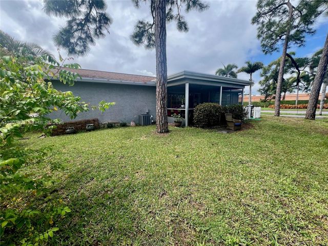 7275 Pine Manor Dr, Lake Worth, FL 33467