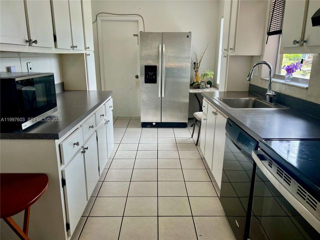 7275 Pine Manor Dr, Lake Worth, FL 33467