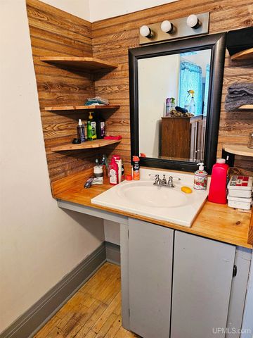 509 S 10th Street, Escanaba, MI 49829