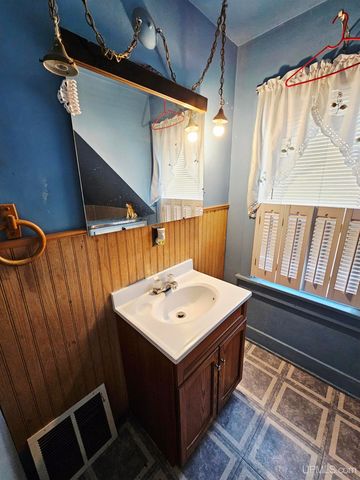 509 S 10th Street, Escanaba, MI 49829