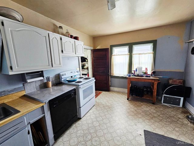 509 S 10th Street, Escanaba, MI 49829