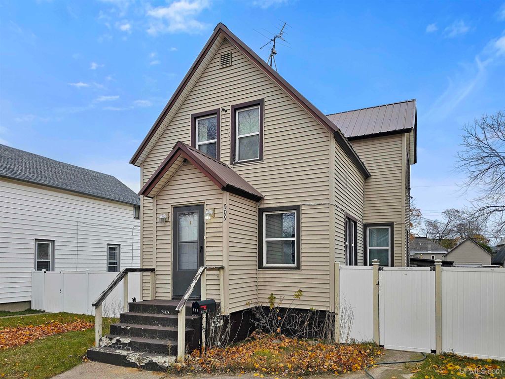 509 S 10th Street, Escanaba, MI 49829