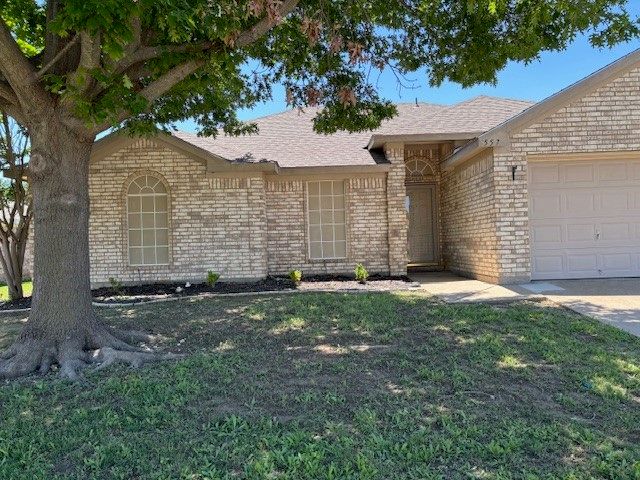 557 Marybeth Drive, Burleson, TX 76028