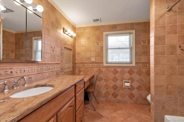 725 Scranton Avenue, East Rockaway, NY 11518