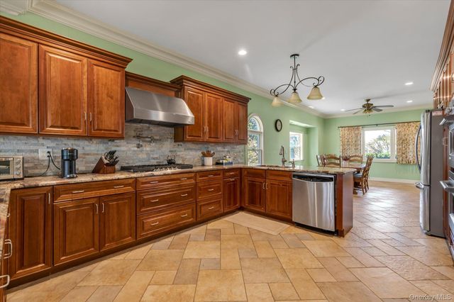 725 Scranton Avenue, East Rockaway, NY 11518