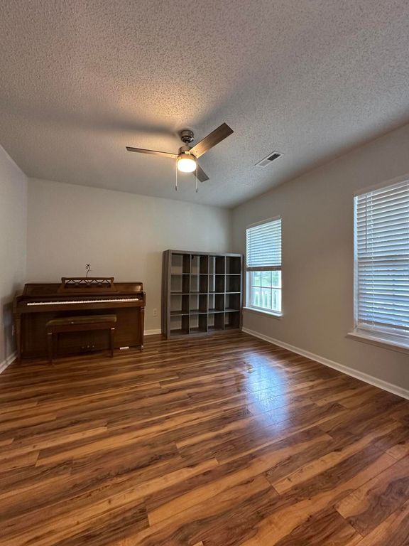 Image 3 of property listing at 5059 Thornton Drive, Summerville, SC 29485