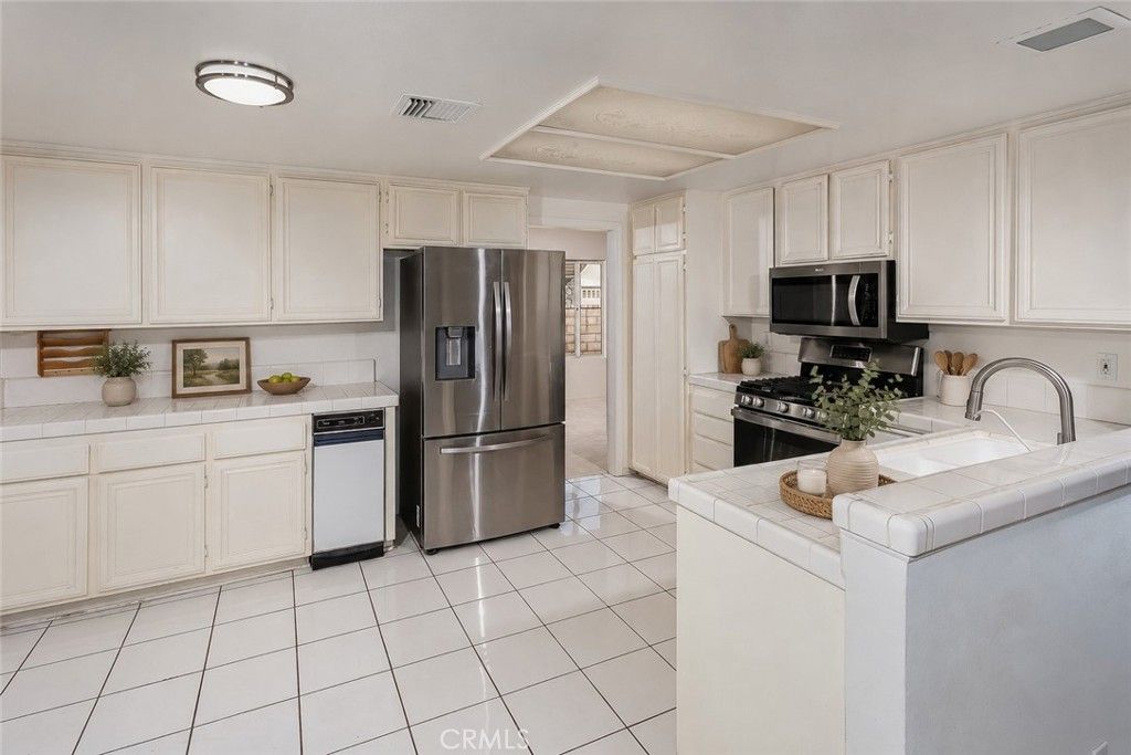 Image 7 of property listing at 7221 Bouquet Drive, West Hills, CA 91307