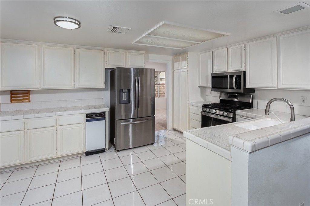 Image 8 of property listing at 7221 Bouquet Drive, West Hills, CA 91307