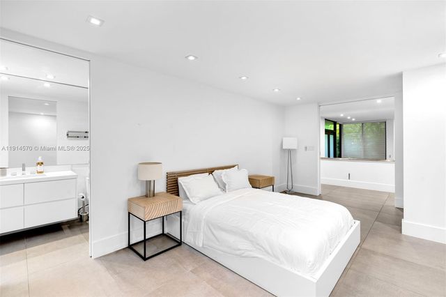 2815 Regatta Ave, Miami Beach, FL 33140