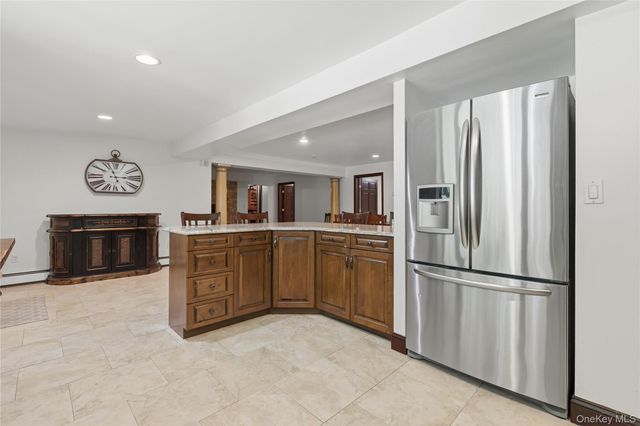 1 Hunting Ridge Road, White Plains, NY 10605