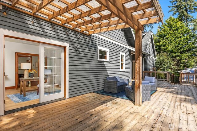 14340 Shasta Lane NE, Bainbridge Island, WA 98110