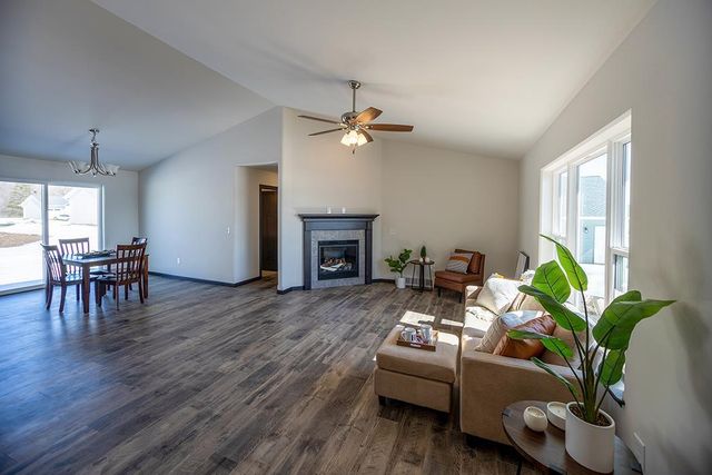 560 STILL WATERS LANE, Plover, WI 54467