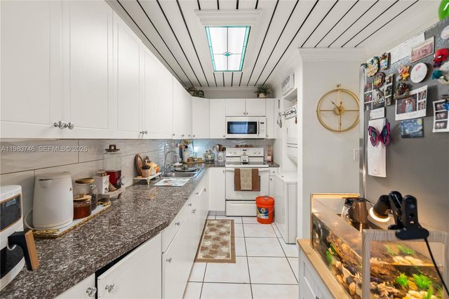 10000 NW 80th Ct 2456, Hialeah Gardens, FL 33016