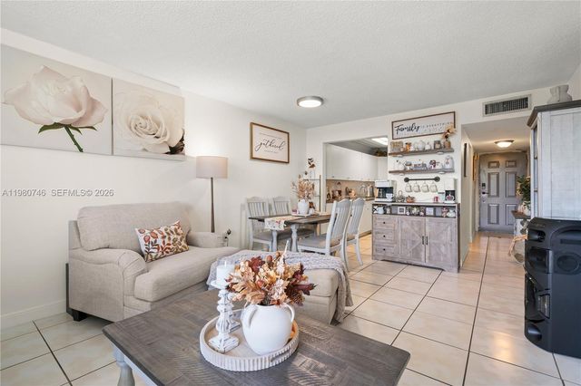 10000 NW 80th Ct 2456, Hialeah Gardens, FL 33016