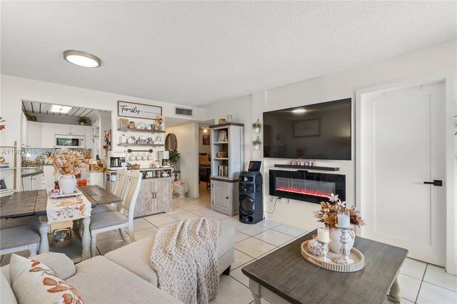 10000 NW 80th Ct 2456, Hialeah Gardens, FL 33016