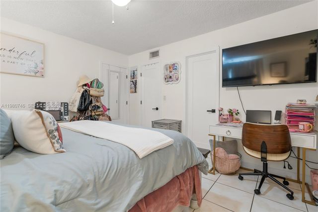 10000 NW 80th Ct 2456, Hialeah Gardens, FL 33016