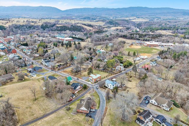 E 322 Main ST, Fincastle, VA 24090