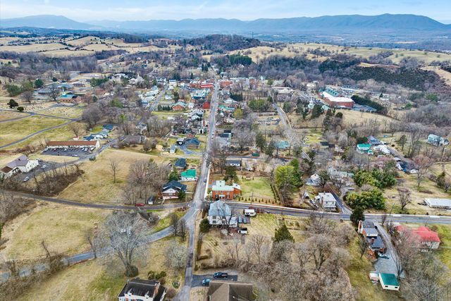 E 322 Main ST, Fincastle, VA 24090