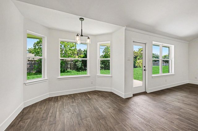 9 Keystone Court, Angleton, TX 77515